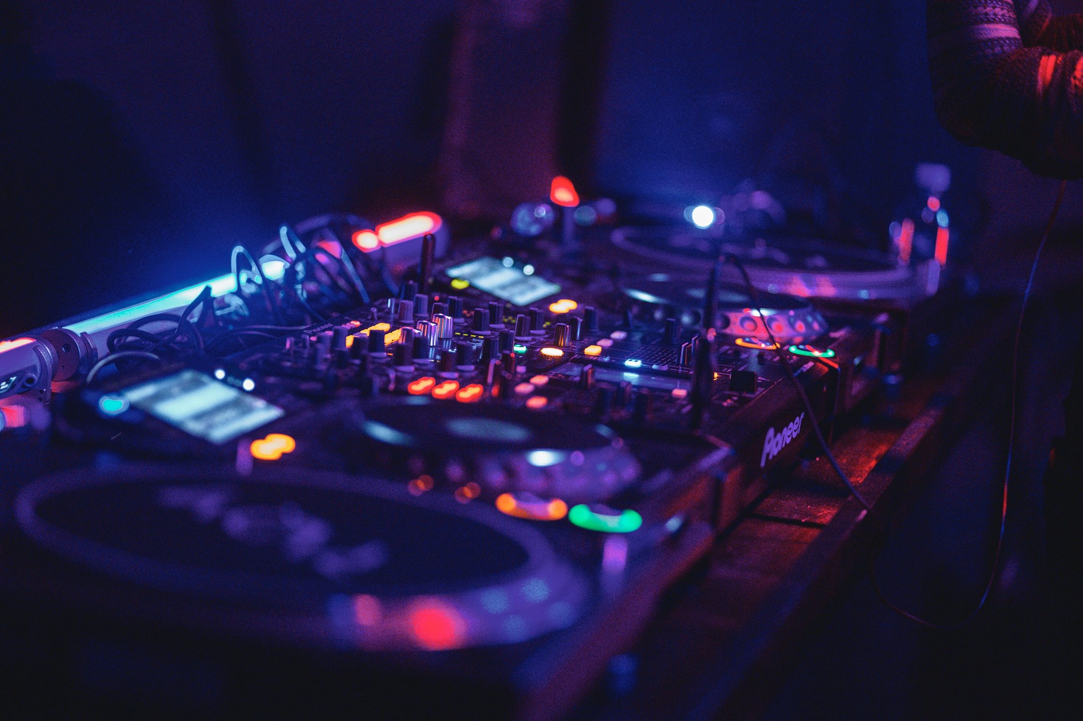 aleksandr-popov-JhYnL-BiP18-unsplash.jpg